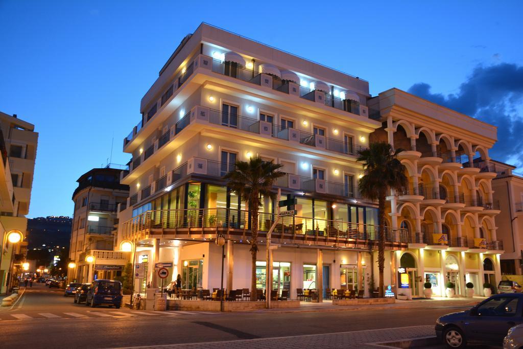 Hotel La Sirenetta Tortoreto Kültér fotó